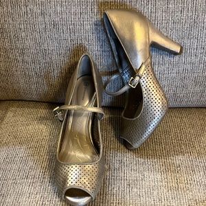 Giani Bernini gold leather shoes Worn once at my daughter’s wedding comfortable